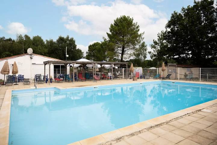 Chalet pour 4 personnes, avec terrasse et piscine en Charente-Maritime