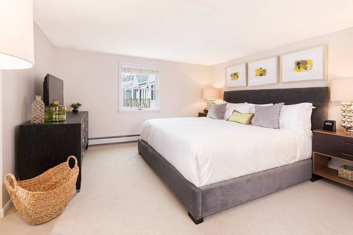 Vacation rental for 18 people, with terrace and yard in Eastham