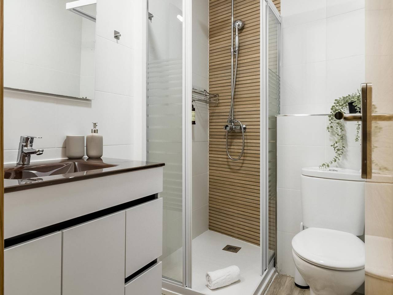 Apartamento vacacional entero, Acogedor Apartamento con WiFi, Ducha, Cocina - Cerca de Bar La Isla in Madrid, Provincia de Madrid