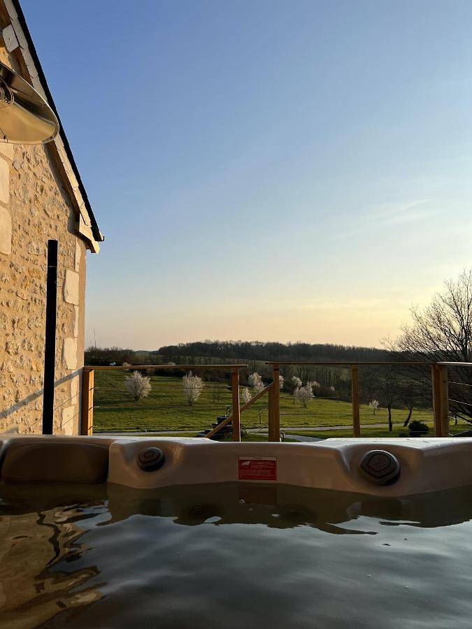 Location de vacances pour 8 personnes, avec vue ainsi que jardin et piscine, animaux acceptés à Fléré-la-Rivière - 3