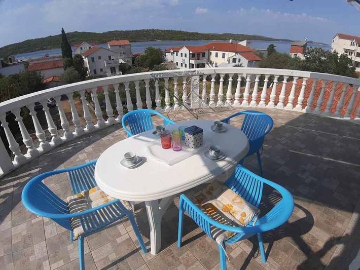 Gîte pour 4 personnes, avec jardin à Pirovac