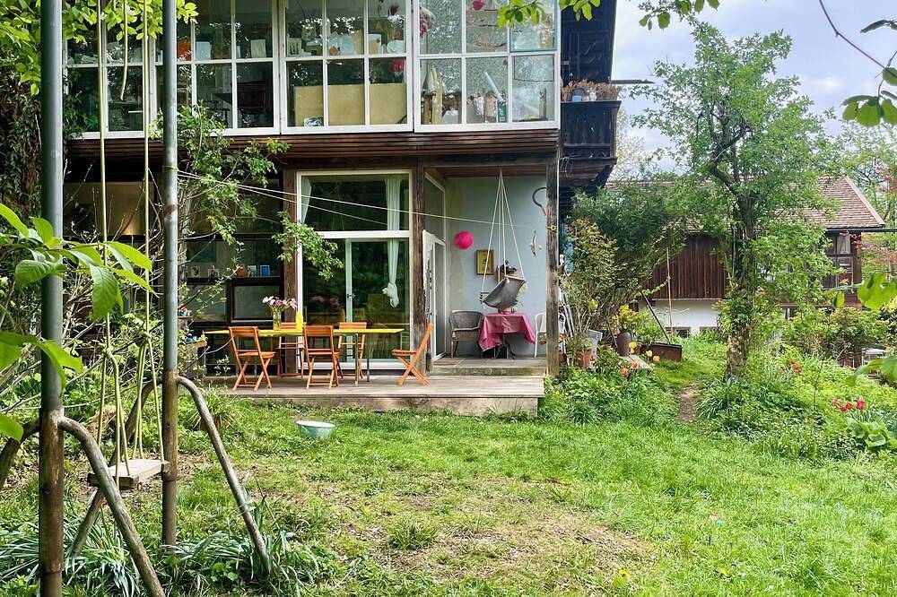 Ganze Wohnung, Helle ruhige Wohnung mit Terrasse und großem Naturgarten. See und Bahnhof Nähe in Utting, Ammersee