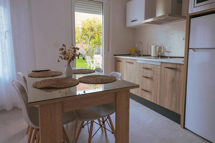 Apartamento para 2 personas, con terraza además de jardín y piscina en El Valle