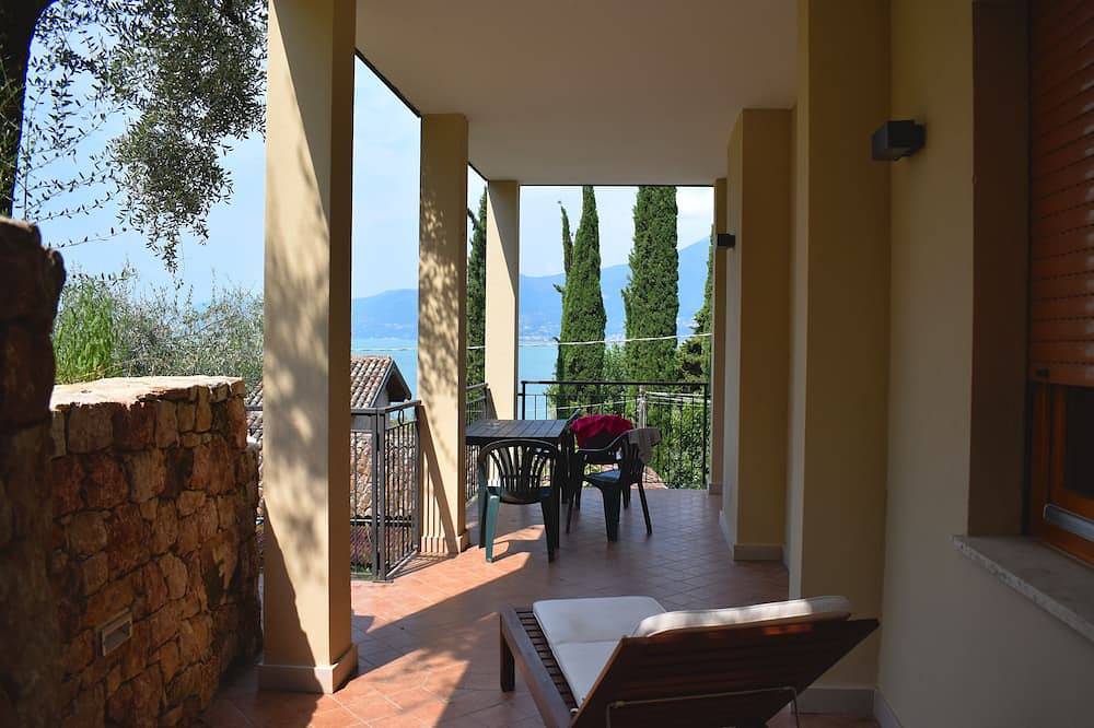 Geheel appartement, Thea apartment Comfort with terrace and balcony in Torri del Benaco, Garda Bergen