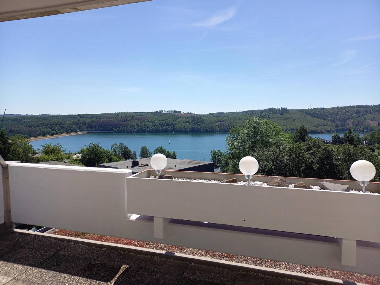 Ganze Wohnung, „Seeappartement Sorpeglück“ mit Panoramaseeblick, Balkon und Swimming-Pool in Langscheid (Sorpesee), Sundern