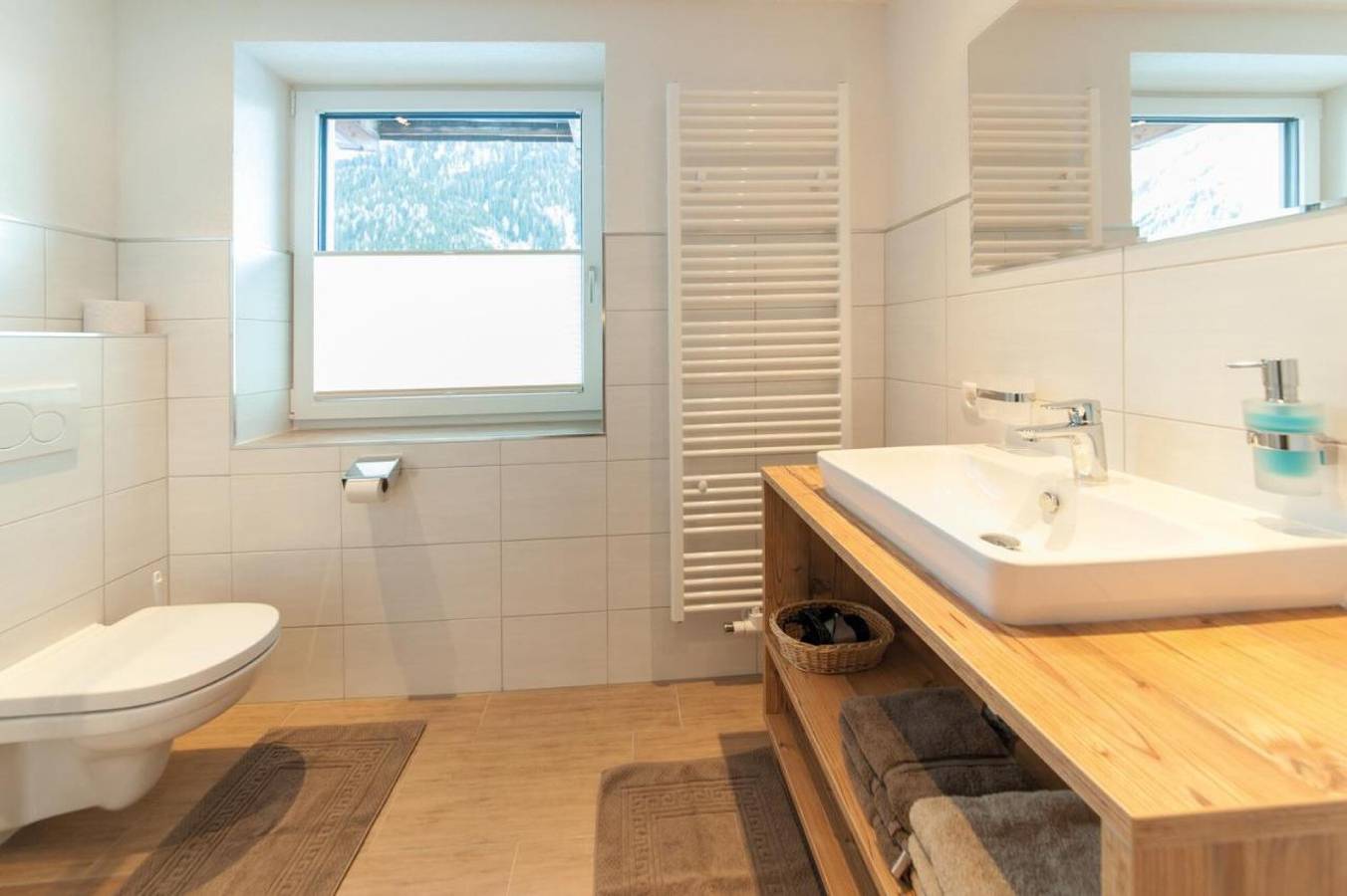 Ganze Wohnung, Ferienwohnung 'Top 4 Riffler' mit Bergblick, Garten und Wi-Fi in Lechtaler Alpen, Pettneu am Arlberg