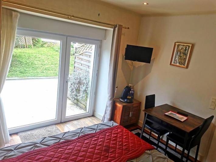 Gîte pour 2 personnes, avec piscine ainsi que jardin et terrasse à Meuvaines - 4