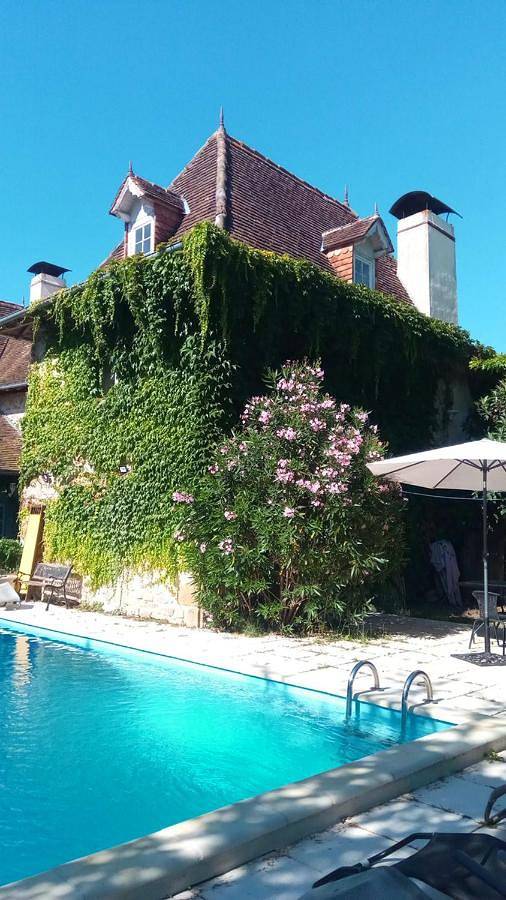 Location de vacances pour 16 personnes, avec Jacuzzi et Terrasse ainsi que Jardin et Piscine à Bastanès