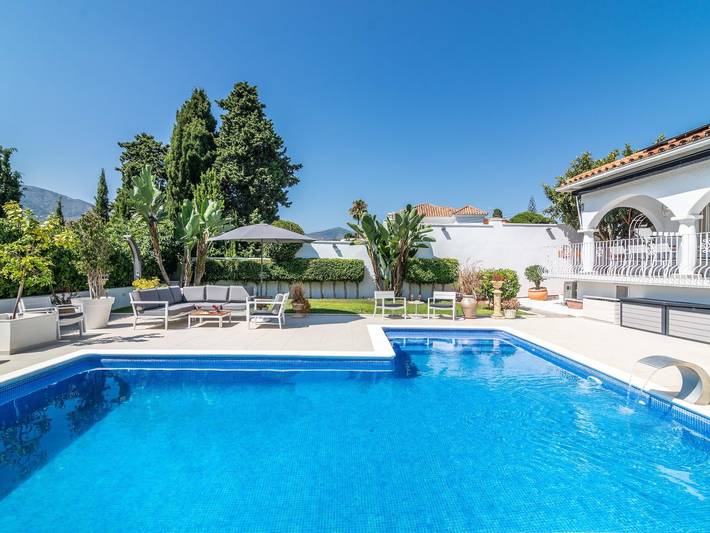 ✰ Modern Villa With Pool & BBQ Next To Playa Padre in Las Chapas, Marbella