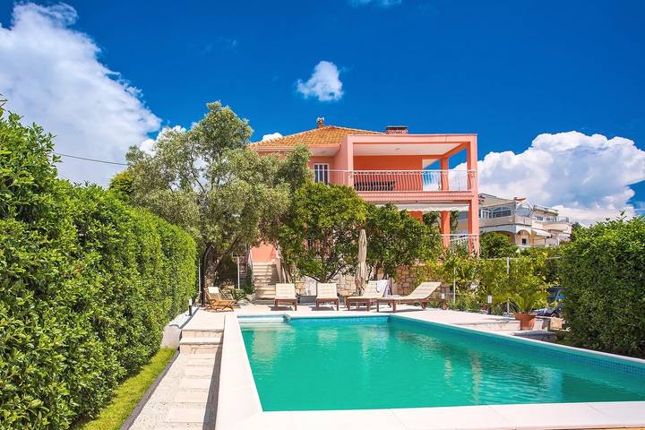 Villa pour 10 personnes, avec Balcon/Terrasse et Vue sur l’océan ainsi que Jardin et Piscine à Okrug Gornji