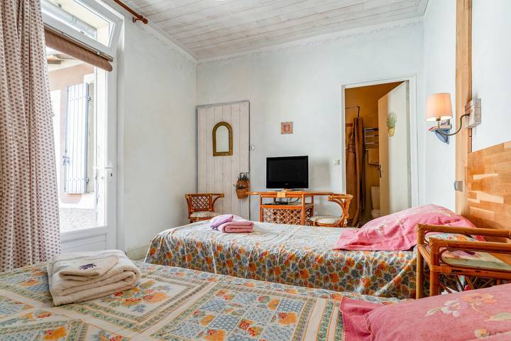Room 'Terre de Provence' with Shared Terrace, Communal Garden and Wi-Fi in Bédoin, Parc naturel régional du Mont-Ventoux