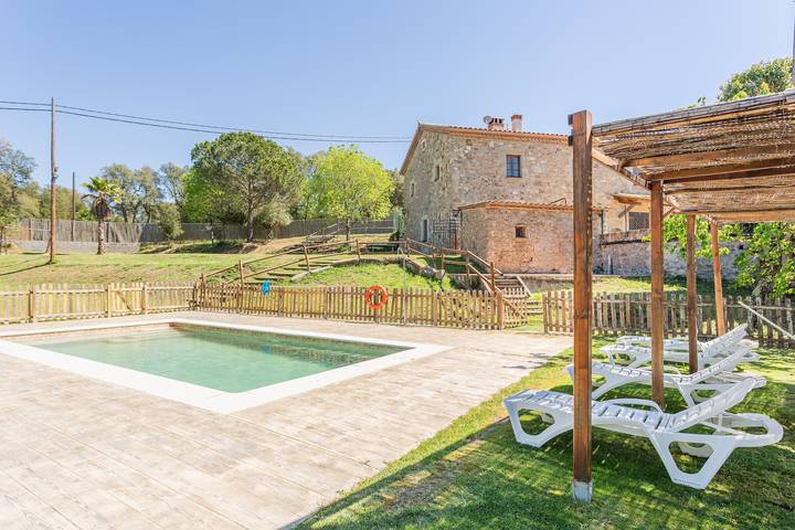 Casa rural para 15 personas, con jardín y piscina para niños, Se admiten mascotas en Selva - 2