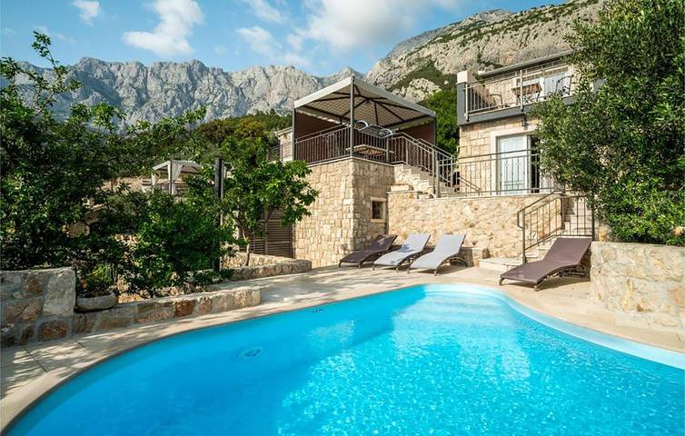 Gemütliche Ferienwohnung mit Pool, WLAN und Küche in der Nähe der Sehenswürdigkeiten von Makarska in Makarska, Makarska Riviera