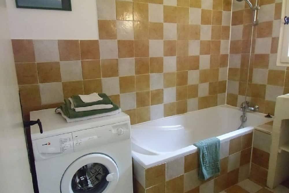 Appartement entier, Matines-Un Mode De Vie Français - Petit Déjeuner Dans Le Jardin, Vin autour de la Piscine in Tourbes, Côte méditerranéenne (France)