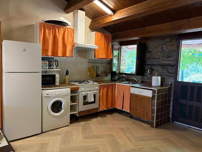 Casa rural para 10 personas, con vistas además de piscina y jardín, Familias con niños en El Bierzo - 3