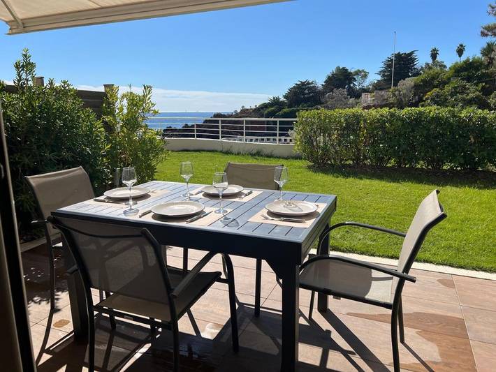 Appartement de vacances pour 4 personnes, avec piscine et vue ainsi que terrasse et jardin
