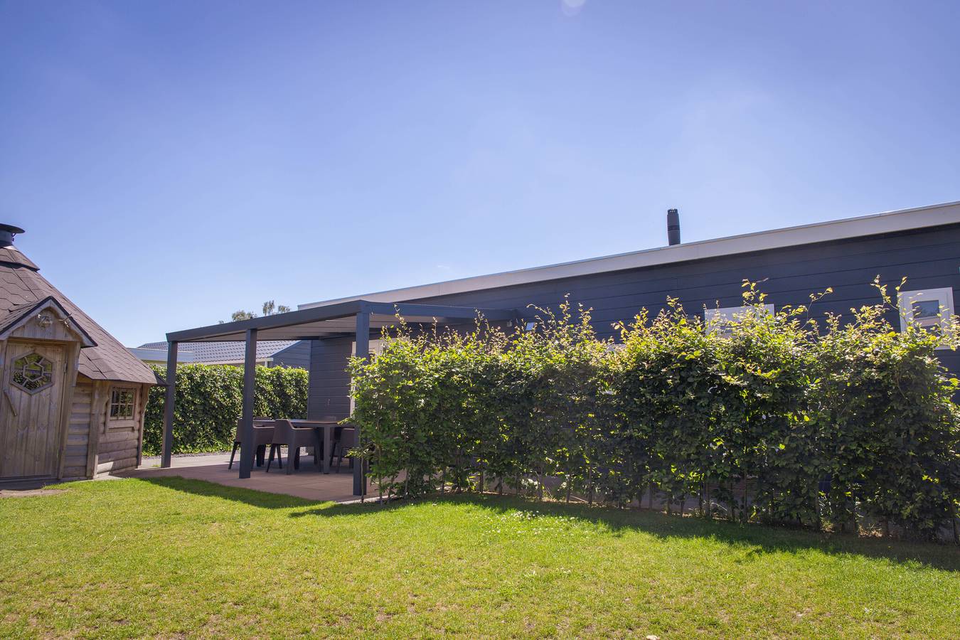 Recreatiepark De Boshoek — 6 + 6 person Veluwelodge Xl with grill house in Veluwe