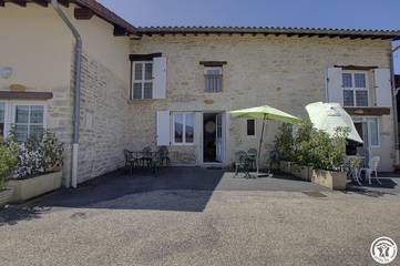 Gîte pour 6 personnes, avec piscine ainsi que terrasse et jardin à Tossiat