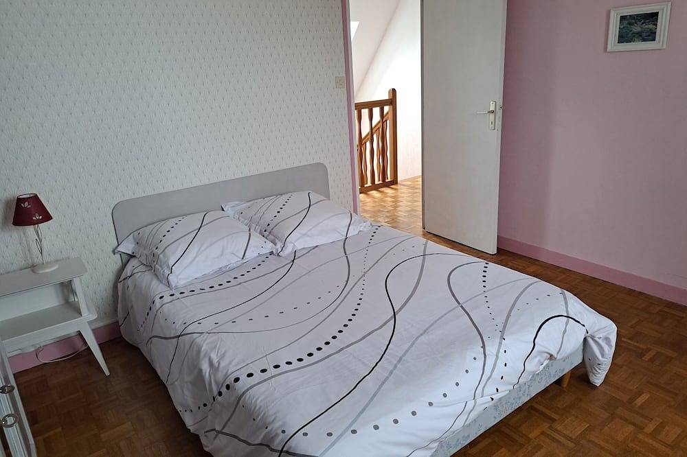 Large family house, 5 bedrooms, only 5 km from the Abers and soft sandy beaches in Plouguerneau, Brest region