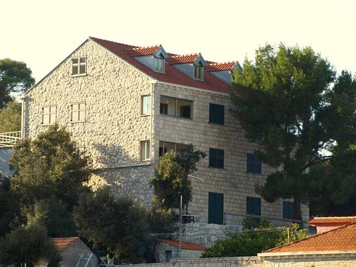 Maison d’hôte pour 4 personnes, avec terrasse ainsi que jardin et vue dans Pomena