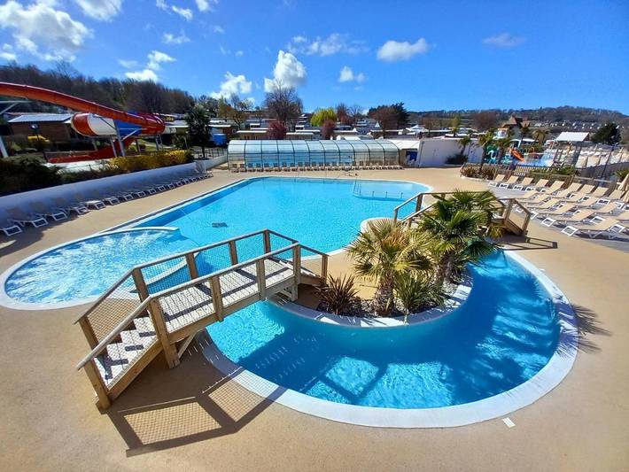 Camping pour 4 personnes, avec jardin et jacuzzi ainsi que piscine et bassin pour enfant