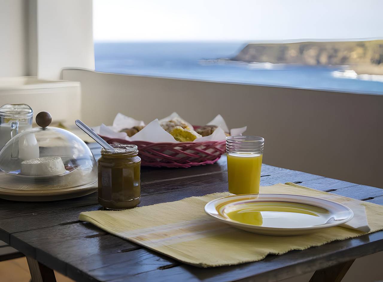 Entire apartment, Apartment 'Beach House - Mountain and Ocean' with Sea View, Balcony and Wi-Fi in São Miguel Island, Porto Formoso