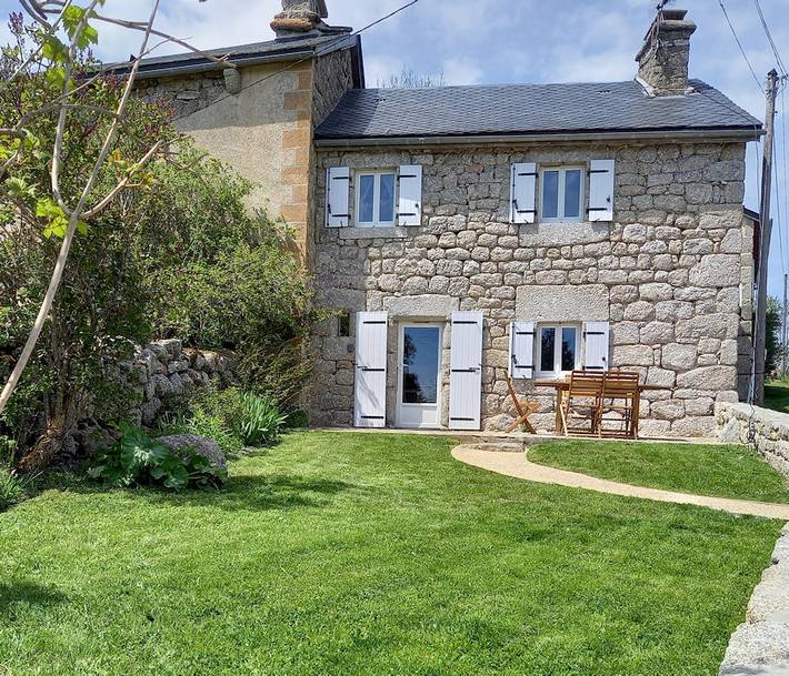 Gîte pour 6 personnes, avec terrasse et jardin à Saint-Denis-en-Margeride
