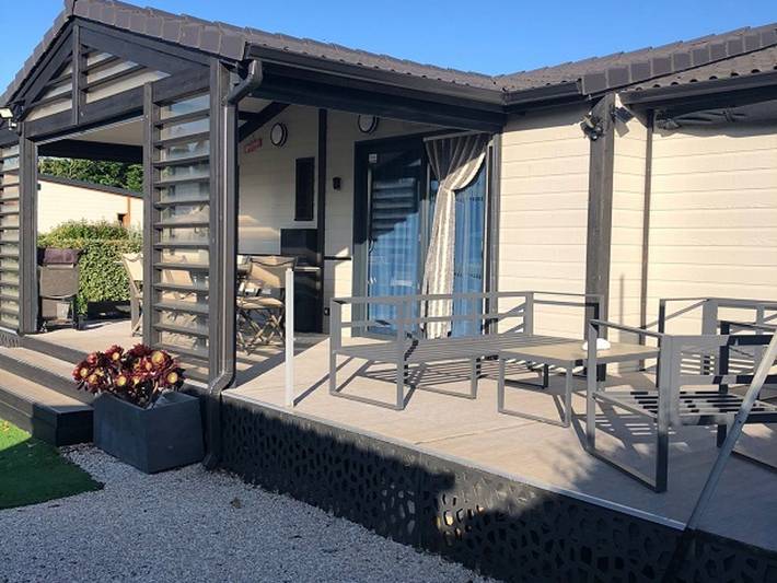Chalet für 8 Personen, mit Terrasse und Pool sowie Garten - 1