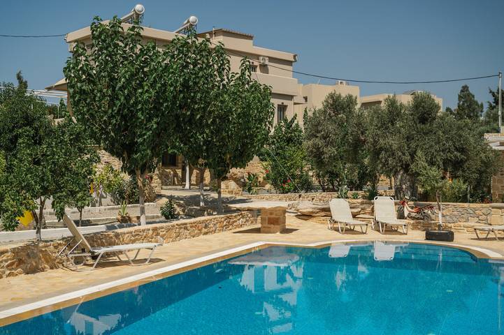 Ferienwohnung für 2 Personen, mit Terrasse und Garten sowie Pool in Pitsidia - 2