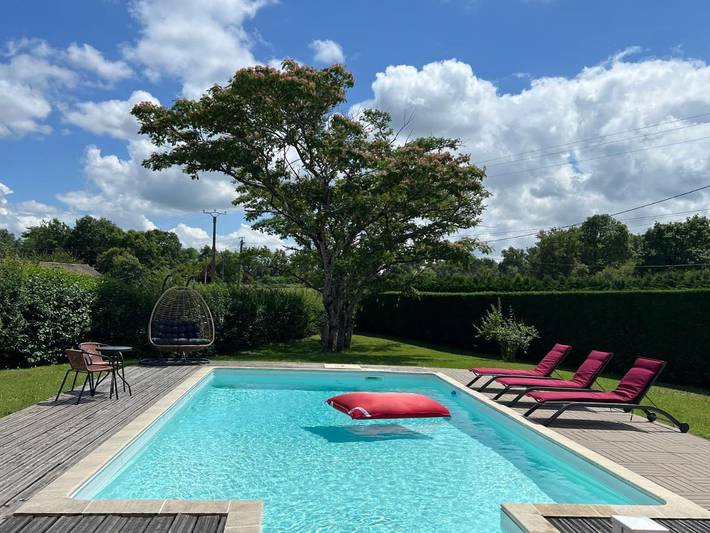 Location de vacances pour 3 personnes, avec jardin et piscine, animaux acceptés dans Saint-Martin-de-Laye