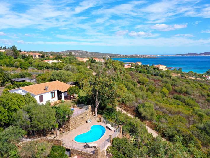 Casa vacanza per 6 persone, con giardino e panorama nonché terrazza a Golfo Aranci