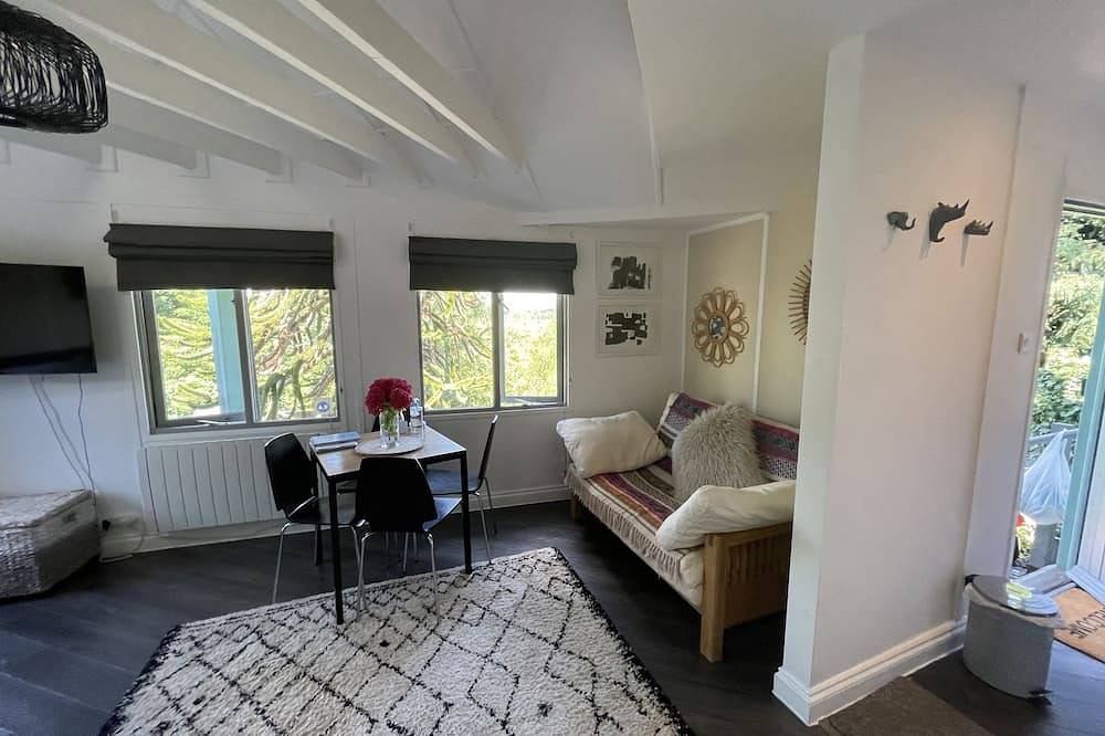 Secluded Lodge at the top of the garden. Free Parking, Dog Friendly £20 per pet in Brighton, Sussex