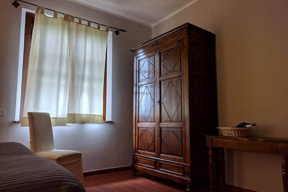 Villa La Cascata with swimming pool in Chiusi, Chianti