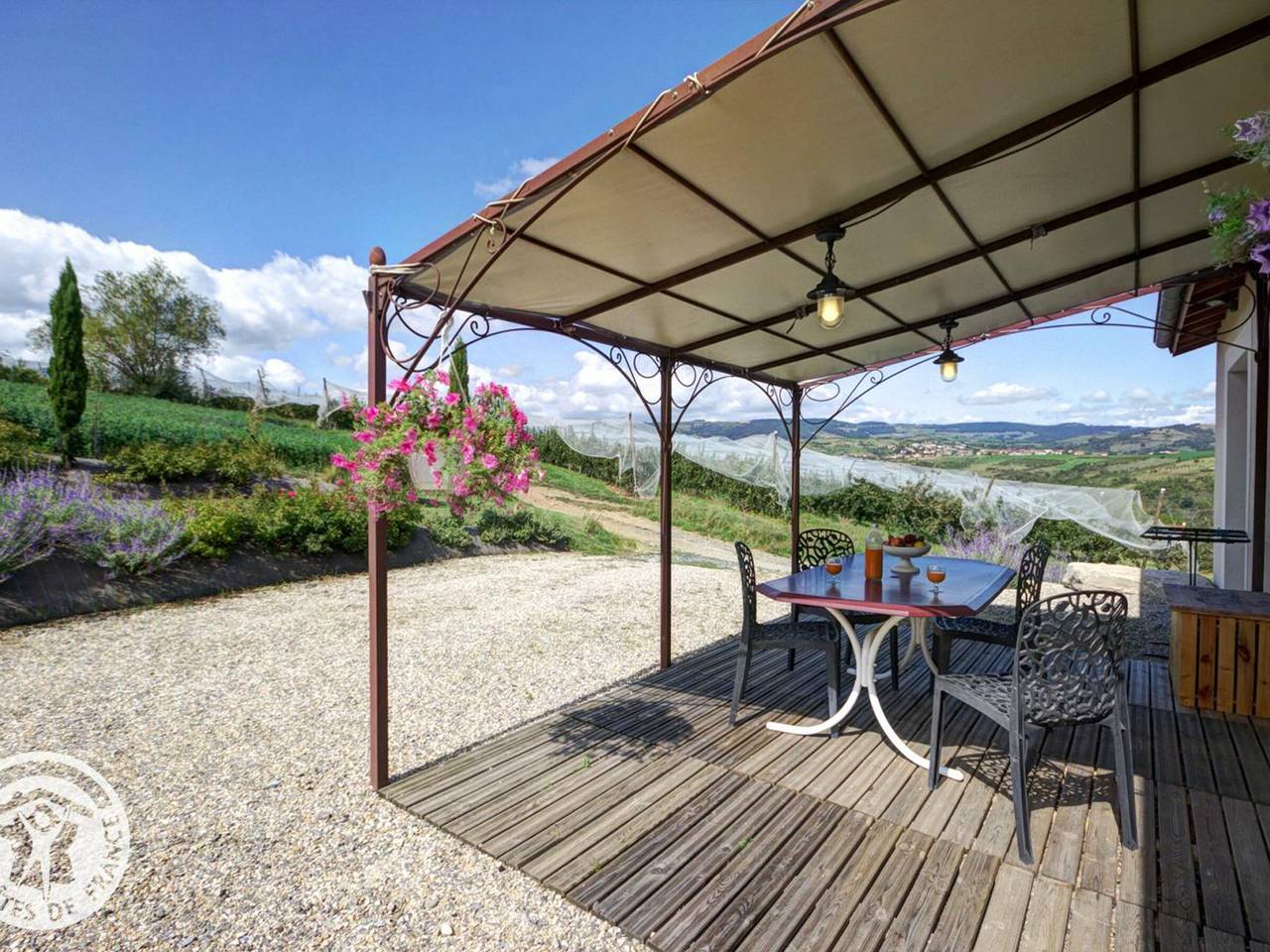 Gîte confortable à Genilac avec terrasse et jardin, idéal pour 2 personnes in Genilac, Parc Naturel Régional du Pilat