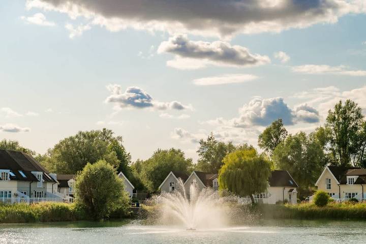 Swans Rest  Lakeside Retreat with Kayaks & Hot Tub in Gloucestershire
