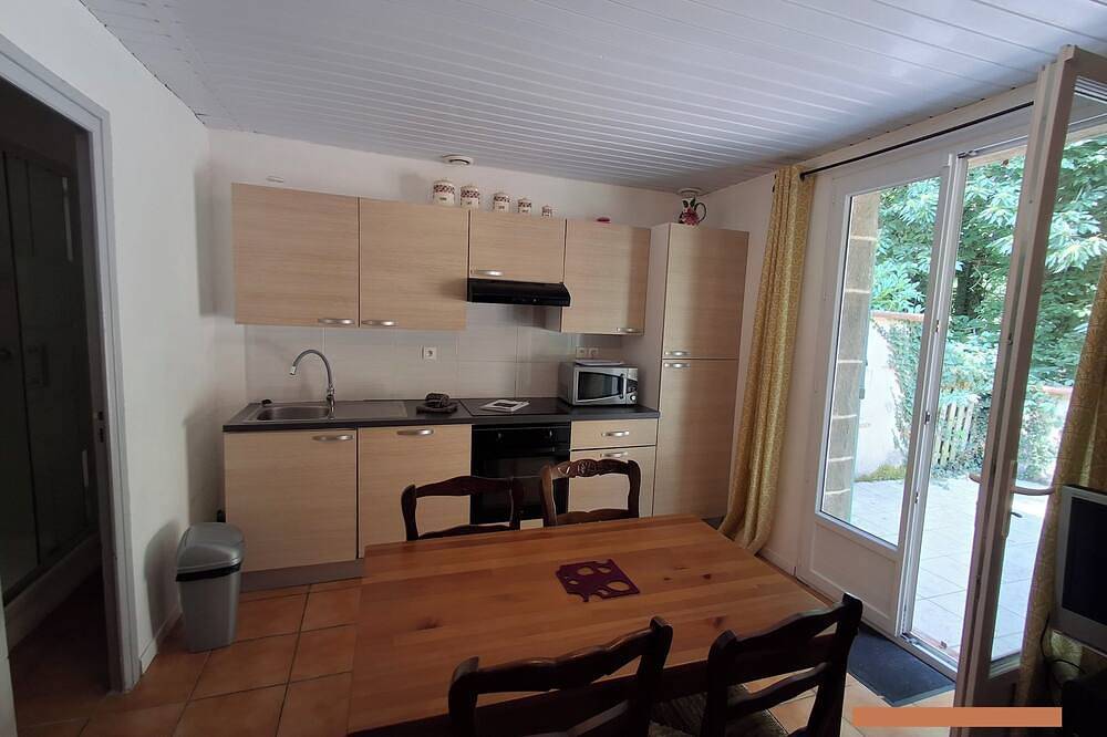 Entire apartment, Complete 1-bedroom accommodation, large lakeside terrace in Mazamet, Castres region