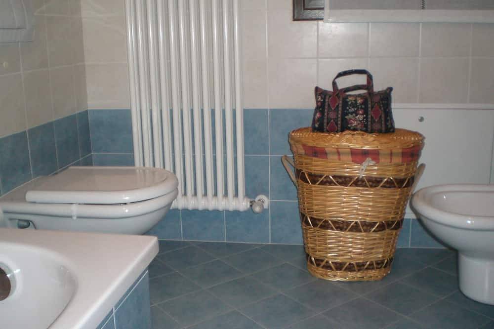 Das Haus in der Old-Bahn (die Seiten des Ersten Weltkriegs) in Velo d'Astico, Vicenza Provinz