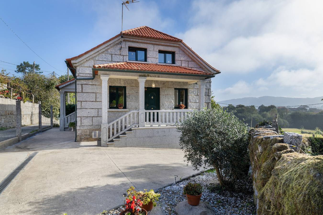Vacation Home 'Pomba' with Mountain Views, Private Terrace, and Wi-Fi in Vilanova de Arousa, Pontevedra Province