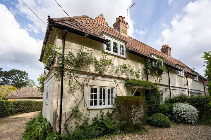 Cottage for 6 people, with balcony and garden, with pets in Burley