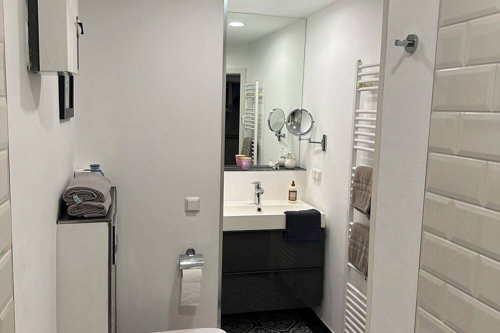 Ganze Wohnung, Komfortable Ferienwohnung mit Garten am Fluss. Fellnase willkommen. in Hann. Münden, Werratal