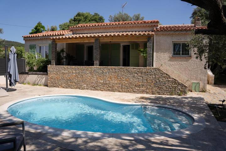 Casa de vacaciones para 6 personas, con vistas y terraza además de jardín y piscina - 1