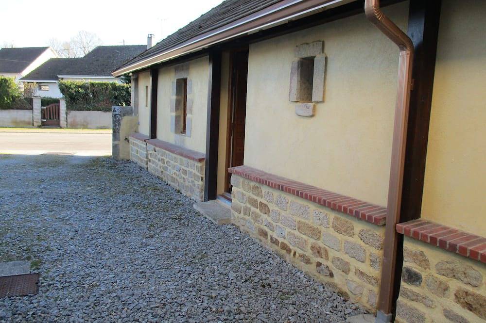 Appartement entier, Chez Bari, grand studio récent in Bourbon-l'Archambault, Allier