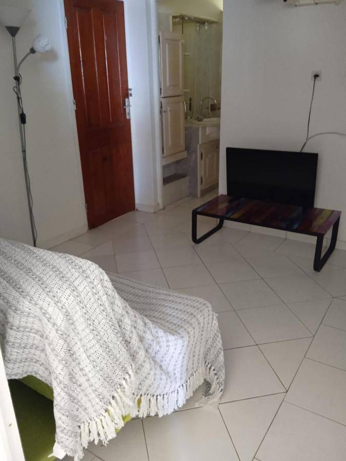 Gîte pour 4 personnes, avec terrasse ainsi que vue et jardin dans Plage des Salines - 3