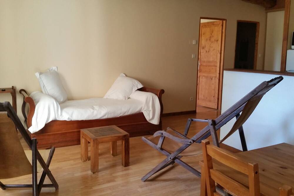 La chambre bleue, Chambres d’hôtes dans le Gers, le domaine de Magnas in Magnas, Gers