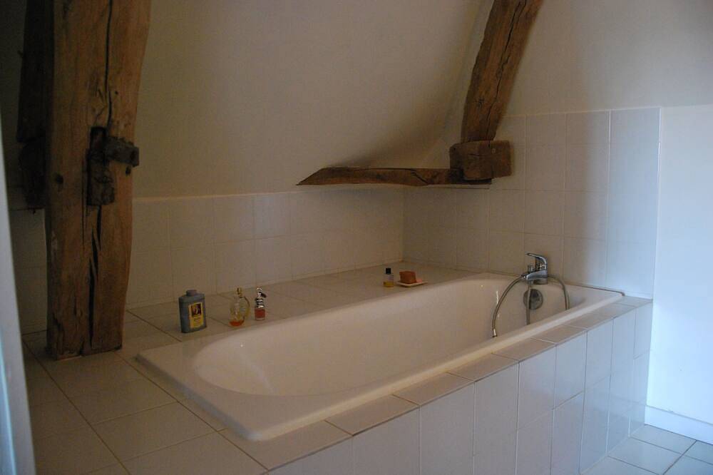 Belle maison bourgeoise de 1850 restaurée, en pleine Bourgogne in Crain, Région d'Auxerre