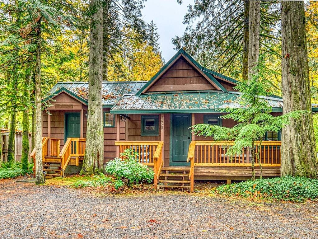 Thistle Dew: Salmon River romantic retreat, deck, hot tub and Wood Stove in Welches, Mount Hood