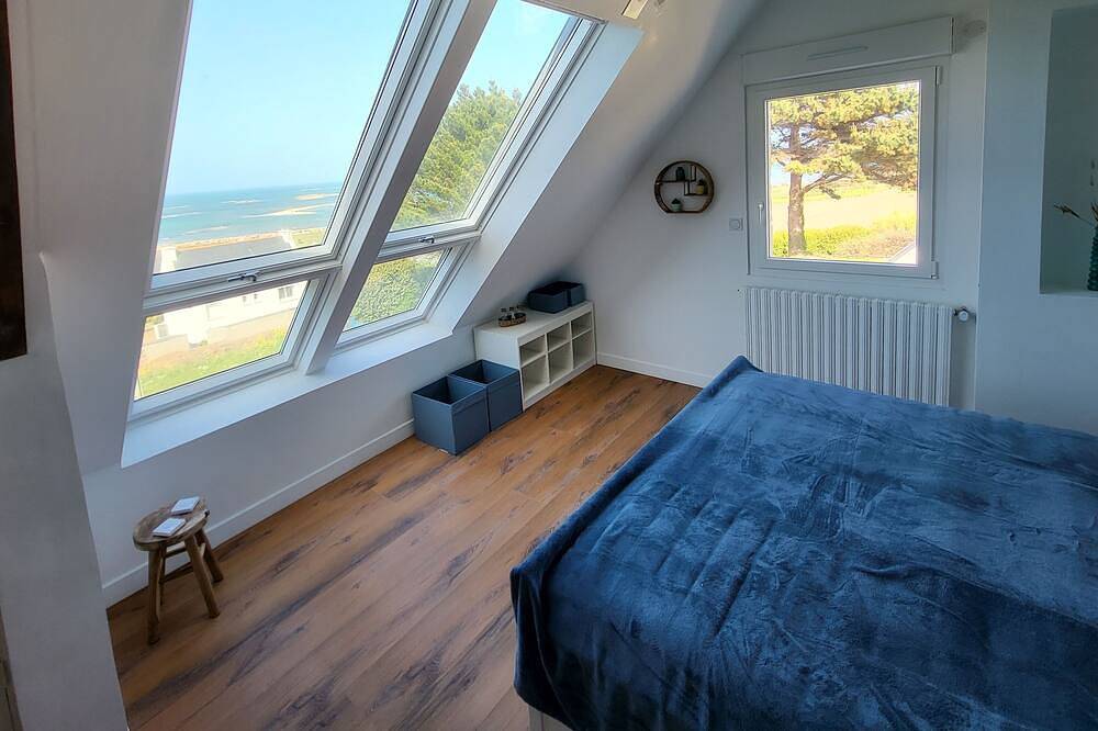 Brittany holiday home sea view, conservatory, sleeps 8 near beach prime location in Trélévern, Costa de granito rosa