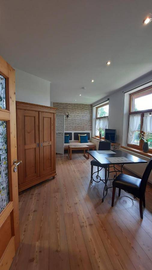 Ferienwohnung für 3 Personen, mit Terrasse und Garten sowie Ausblick in Finning