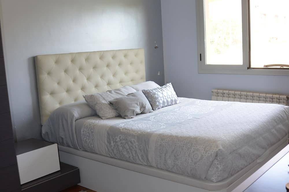 Casa familiar rodeada de viñedos, con piscina y sala de juegos in Piera, Interior de Barcelona