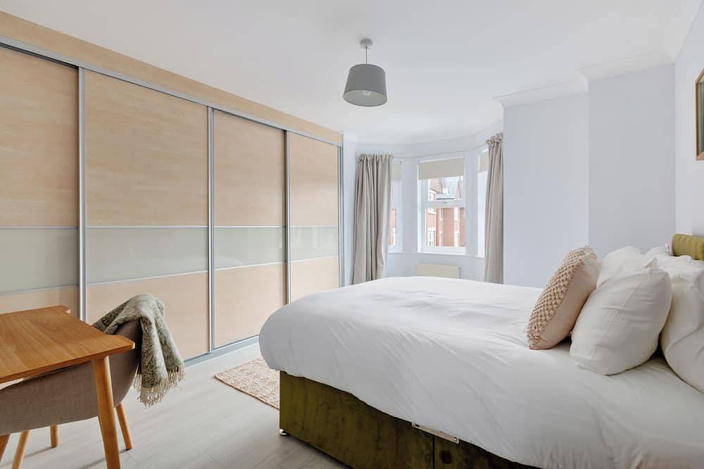 5-Bed Home (sleeps 11), 3.5 Baths, Free Parking in Woking, Surrey